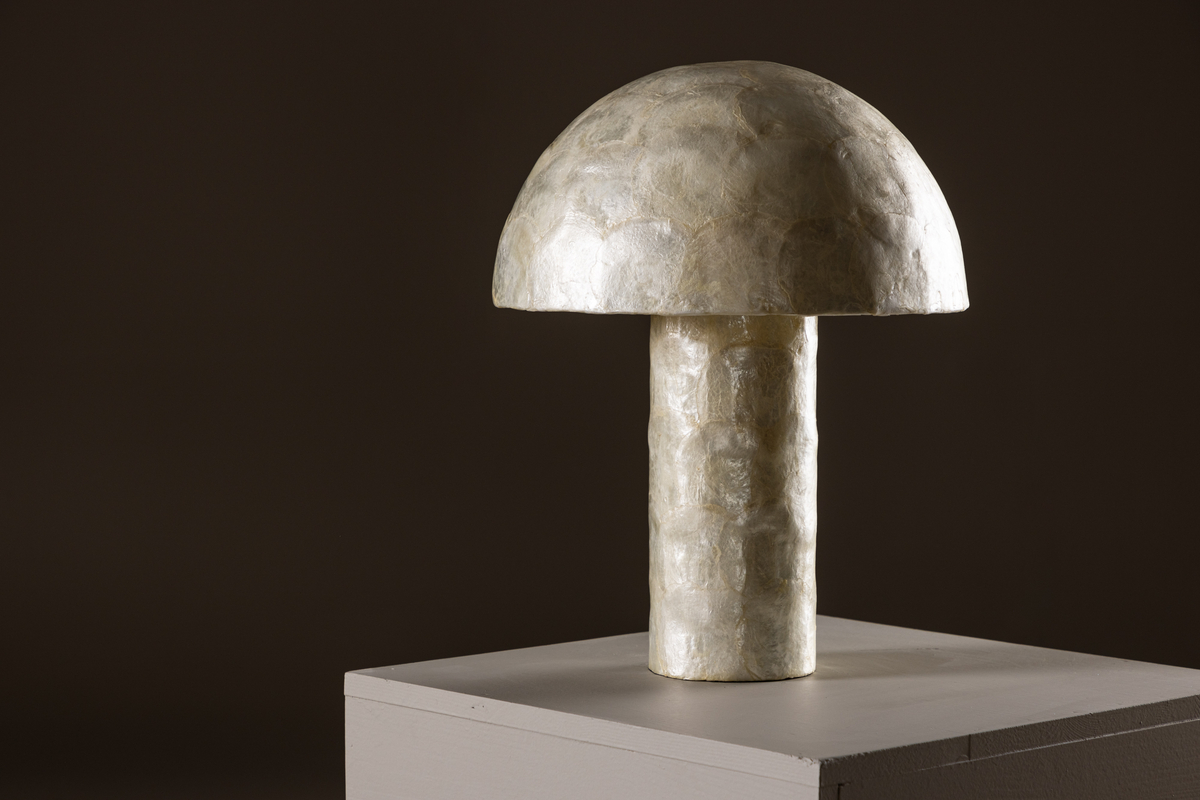 Lindön 48cm Beige lampe de table De Venture Design - Ajoutez une atmosph&egrave;re luxueuse &agrave; votre maison avec cette lampe &eacute;l&eacute;gante et styl&eacute;e qui &eacute;gayera votre vie.