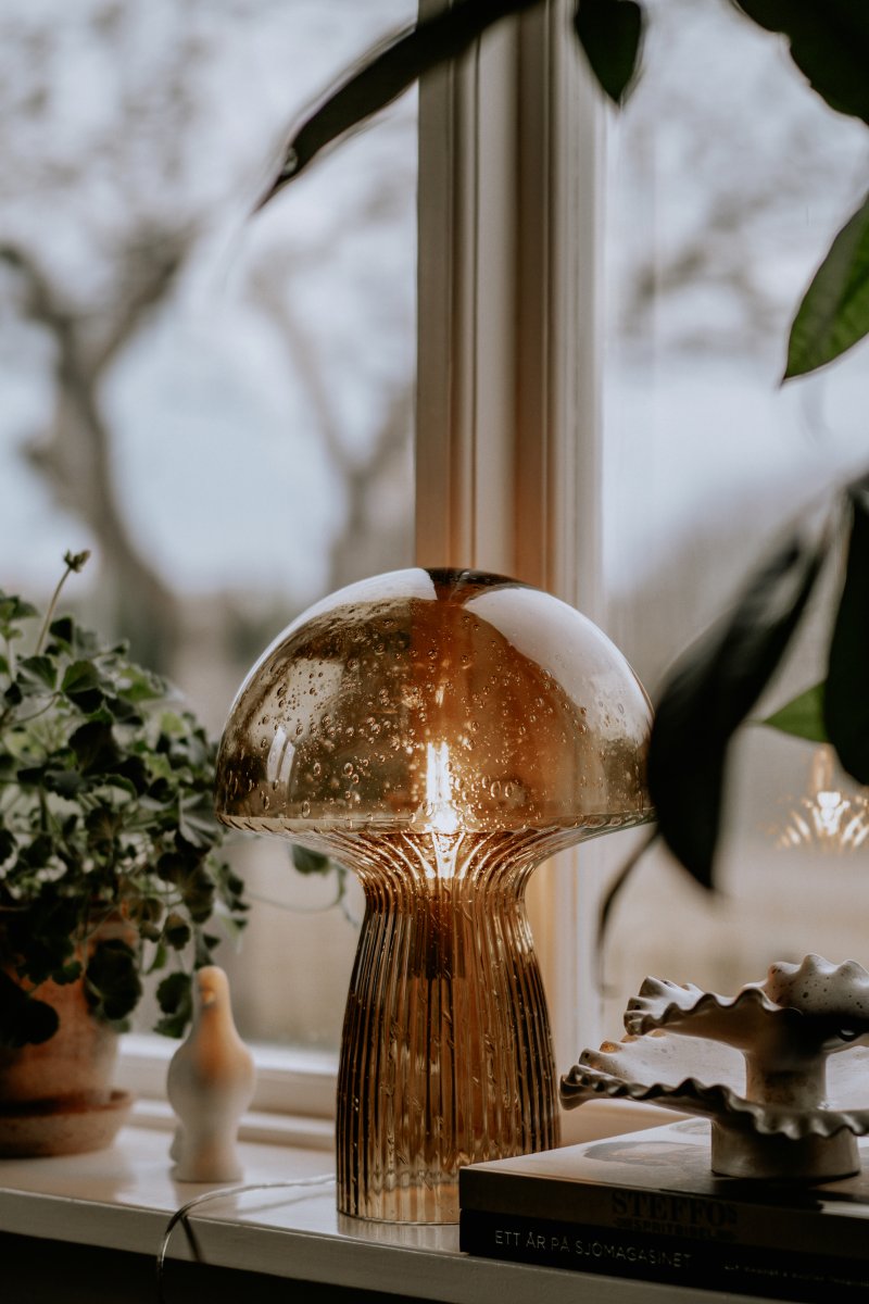 Fungo 42cm Brun lampe de table De Globen Lighting - Chaque lampe est souffl&eacute;e bouche et unique, ce qui entra&icirc;ne des variations de couleur, d'&eacute;paisseur du verre et de nombre de bulles.