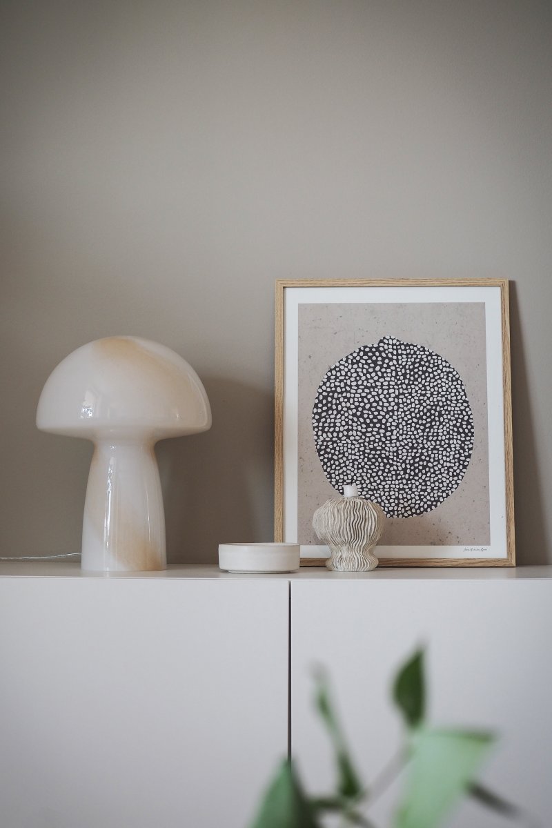 Fungo Swirl 42cm Beige lampe de table De Globen Lighting - Chaque lampe est unique, ce qui entra&icirc;ne des variations de couleur, d'&eacute;paisseur de verre et de motif.