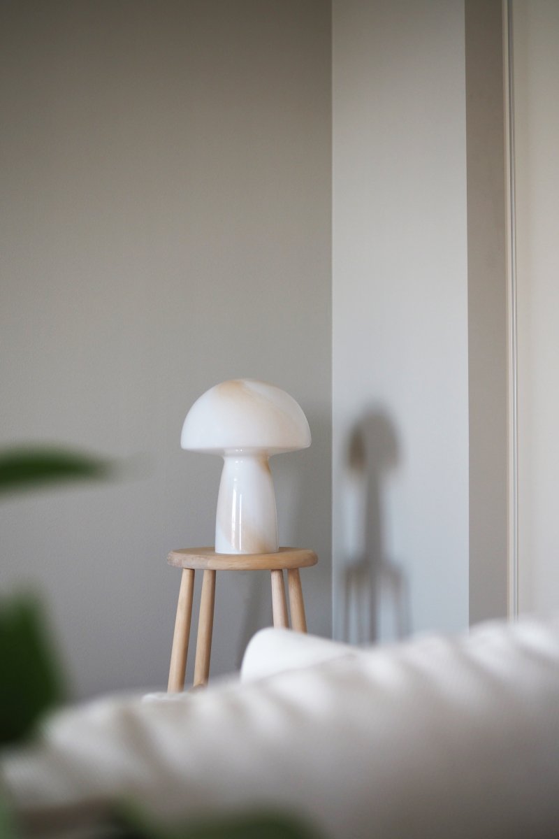Fungo Swirl 42cm Beige lampe de table De Globen Lighting - Chaque lampe est unique, ce qui entra&icirc;ne des variations de couleur, d'&eacute;paisseur de verre et de motif.