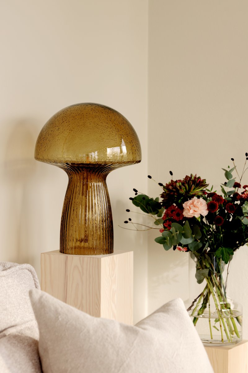Fungo 42cm Brun lampe de table De Globen Lighting - Chaque lampe est souffl&eacute;e bouche et unique, ce qui entra&icirc;ne des variations de couleur, d'&eacute;paisseur du verre et de nombre de bulles.