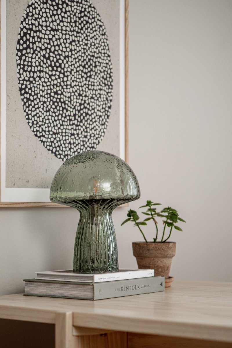 Fungo 30cm Vert lampe de table De Globen Lighting - Chaque lampe est souffl&eacute;e bouche et unique, ce qui entra&icirc;ne des variations de couleur, d'&eacute;paisseur du verre et de nombre de bulles.