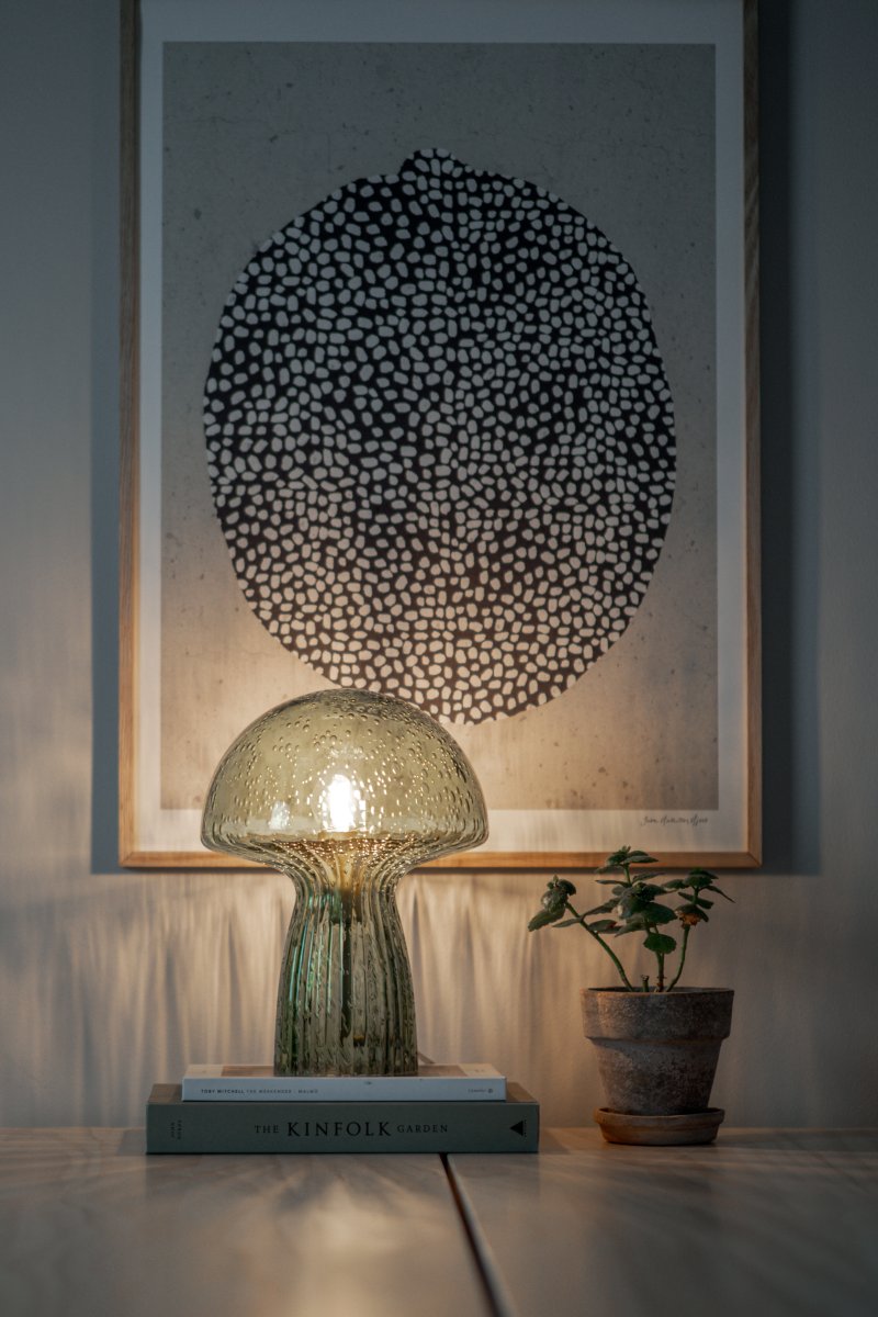 Fungo 30cm Vert lampe de table De Globen Lighting - Chaque lampe est souffl&eacute;e bouche et unique, ce qui entra&icirc;ne des variations de couleur, d'&eacute;paisseur du verre et de nombre de bulles.