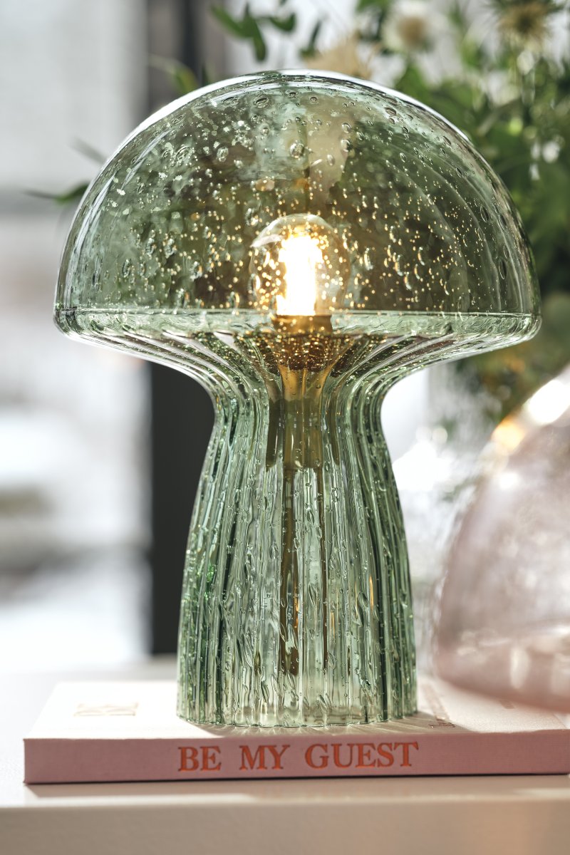 Fungo 30cm Vert lampe de table De Globen Lighting - Chaque lampe est souffl&eacute;e bouche et unique, ce qui entra&icirc;ne des variations de couleur, d'&eacute;paisseur du verre et de nombre de bulles.