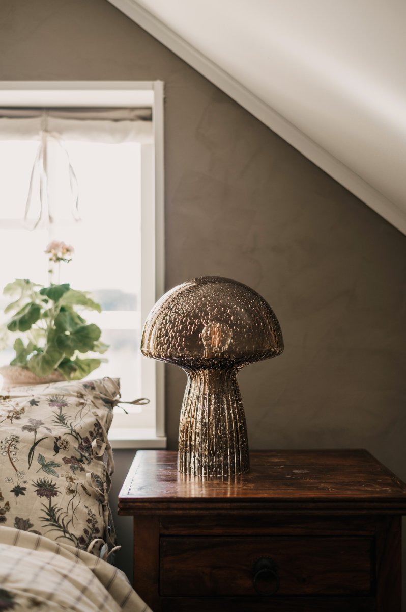 Fungo 30cm Brun lampe de table De Globen Lighting - Chaque lampe est souffl&eacute;e bouche et unique, ce qui entra&icirc;ne des variations de couleur, d'&eacute;paisseur du verre et de nombre de bulles.