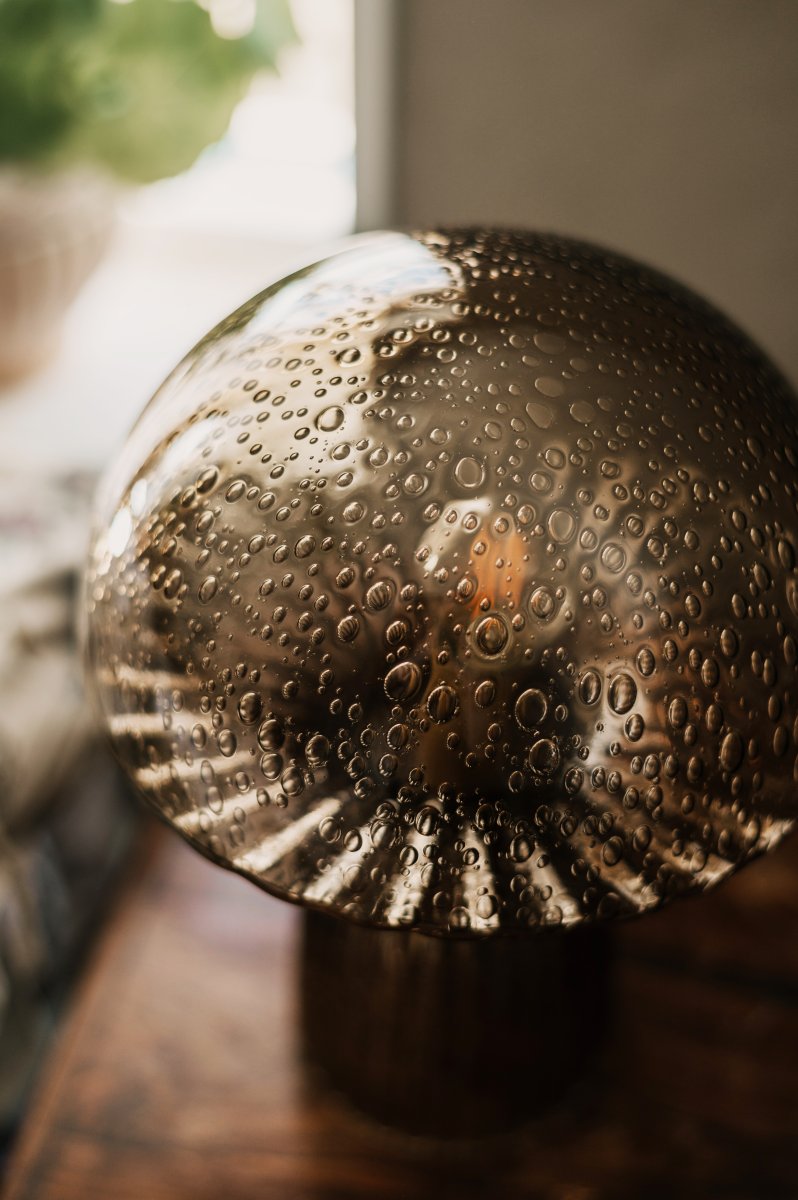 Fungo 30cm Brun lampe de table De Globen Lighting - Chaque lampe est souffl&eacute;e bouche et unique, ce qui entra&icirc;ne des variations de couleur, d'&eacute;paisseur du verre et de nombre de bulles.