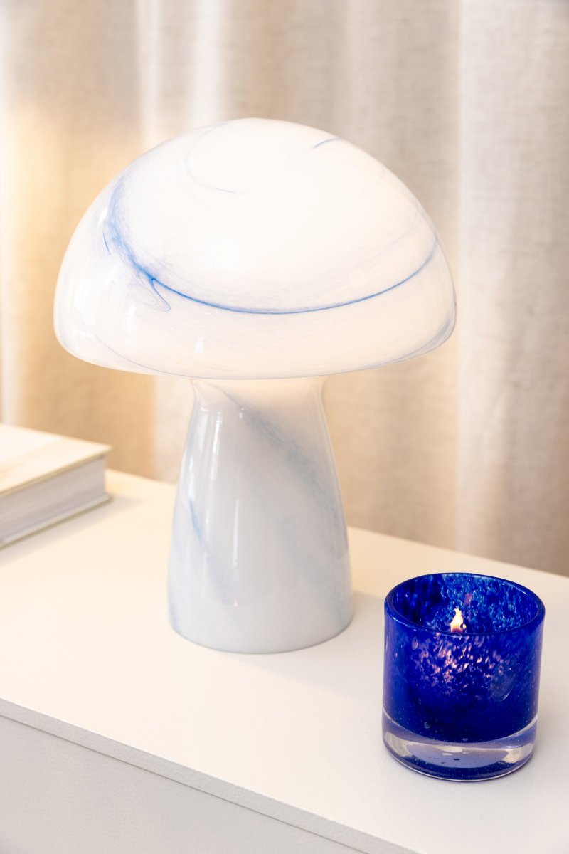 Fungo Swirl 30cm Bleu lampe de table De Globen Lighting - Chaque lampe est unique, ce qui entraîne des variations de couleur, d'épaisseur de verre et de motif.