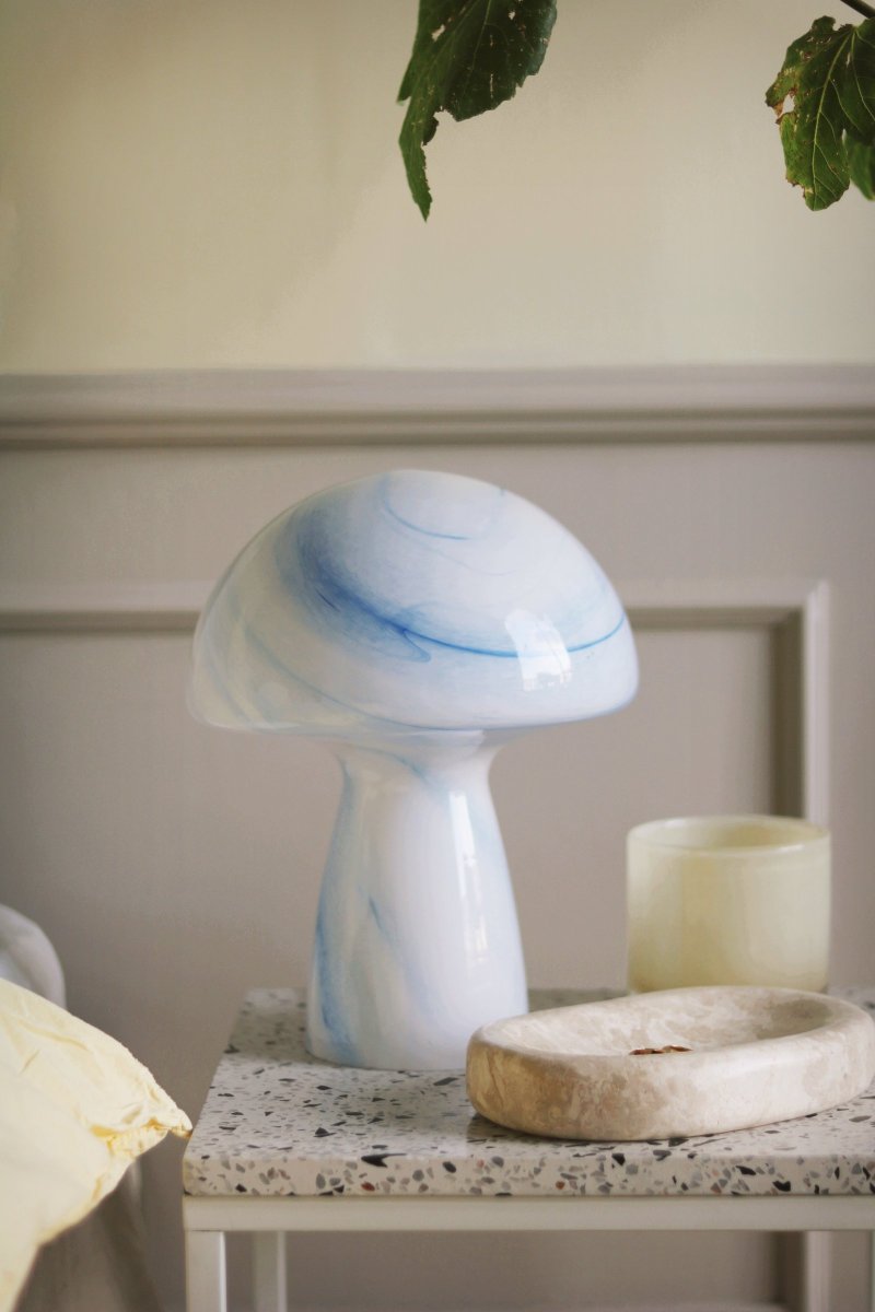 Fungo Swirl 30cm Bleu lampe de table De Globen Lighting - Chaque lampe est unique, ce qui entraîne des variations de couleur, d'épaisseur de verre et de motif.