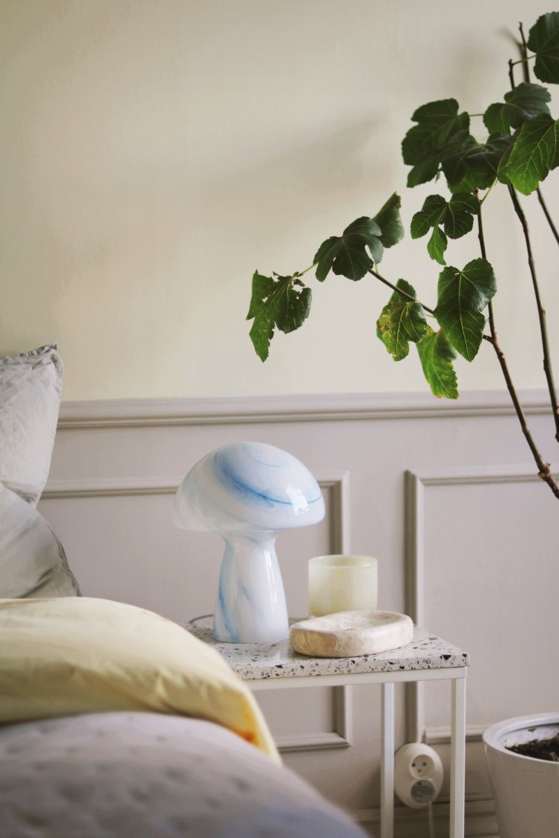 Fungo Swirl 30cm Bleu lampe de table De Globen Lighting - Chaque lampe est unique, ce qui entraîne des variations de couleur, d'épaisseur de verre et de motif.