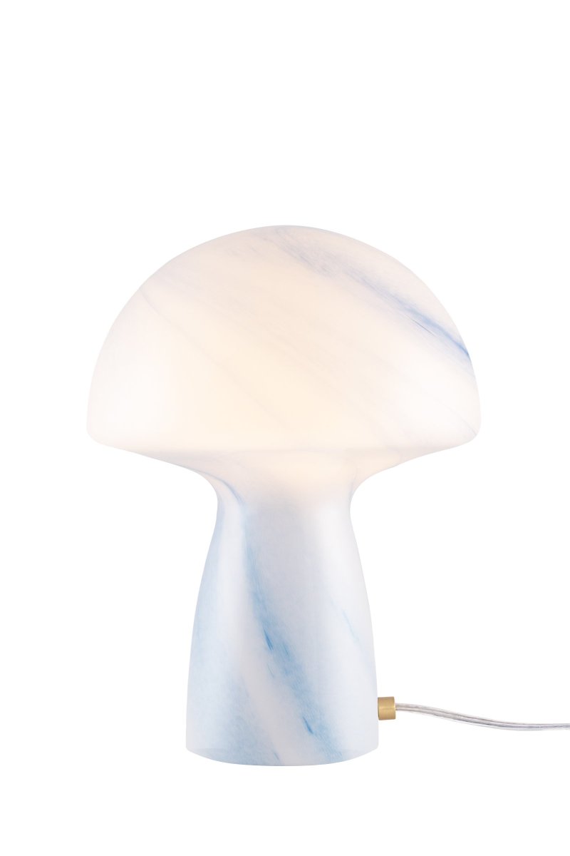 Fungo Swirl 30cm Bleu lampe de table De Globen Lighting - Chaque lampe est unique, ce qui entraîne des variations de couleur, d'épaisseur de verre et de motif.