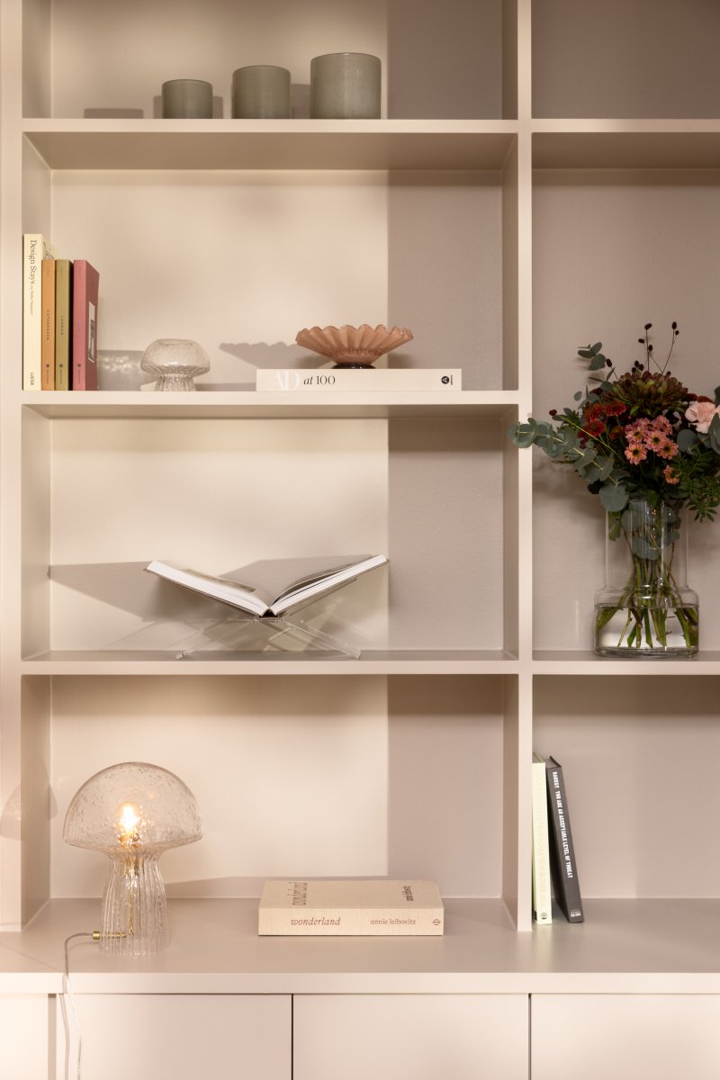 Fungo 30cm Transparent lampe de table De Globen Lighting - Chaque lampe est souffl&eacute;e bouche et unique, ce qui entra&icirc;ne des variations de couleur, d'&eacute;paisseur du verre et de nombre de bulles.