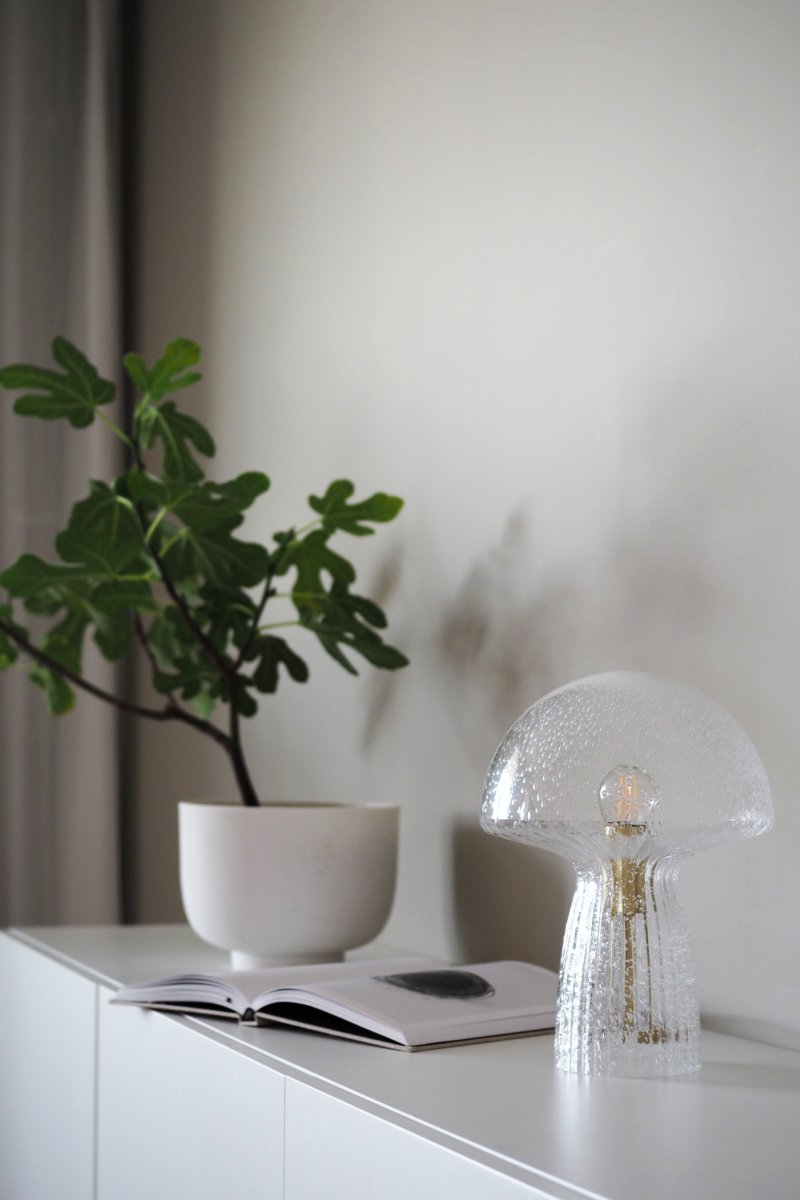 Fungo 30cm Transparent lampe de table De Globen Lighting - Chaque lampe est souffl&eacute;e bouche et unique, ce qui entra&icirc;ne des variations de couleur, d'&eacute;paisseur du verre et de nombre de bulles.