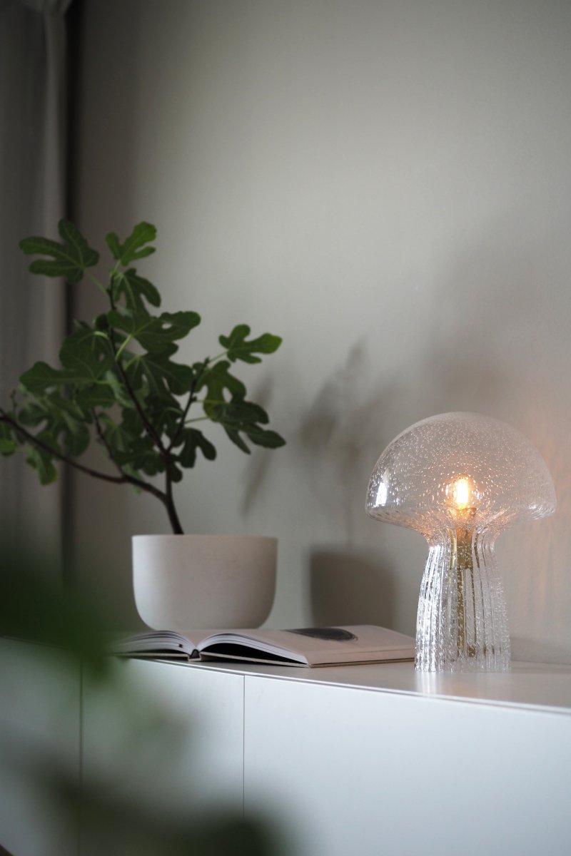 Fungo 30cm Transparent lampe de table De Globen Lighting - Chaque lampe est souffl&eacute;e bouche et unique, ce qui entra&icirc;ne des variations de couleur, d'&eacute;paisseur du verre et de nombre de bulles.