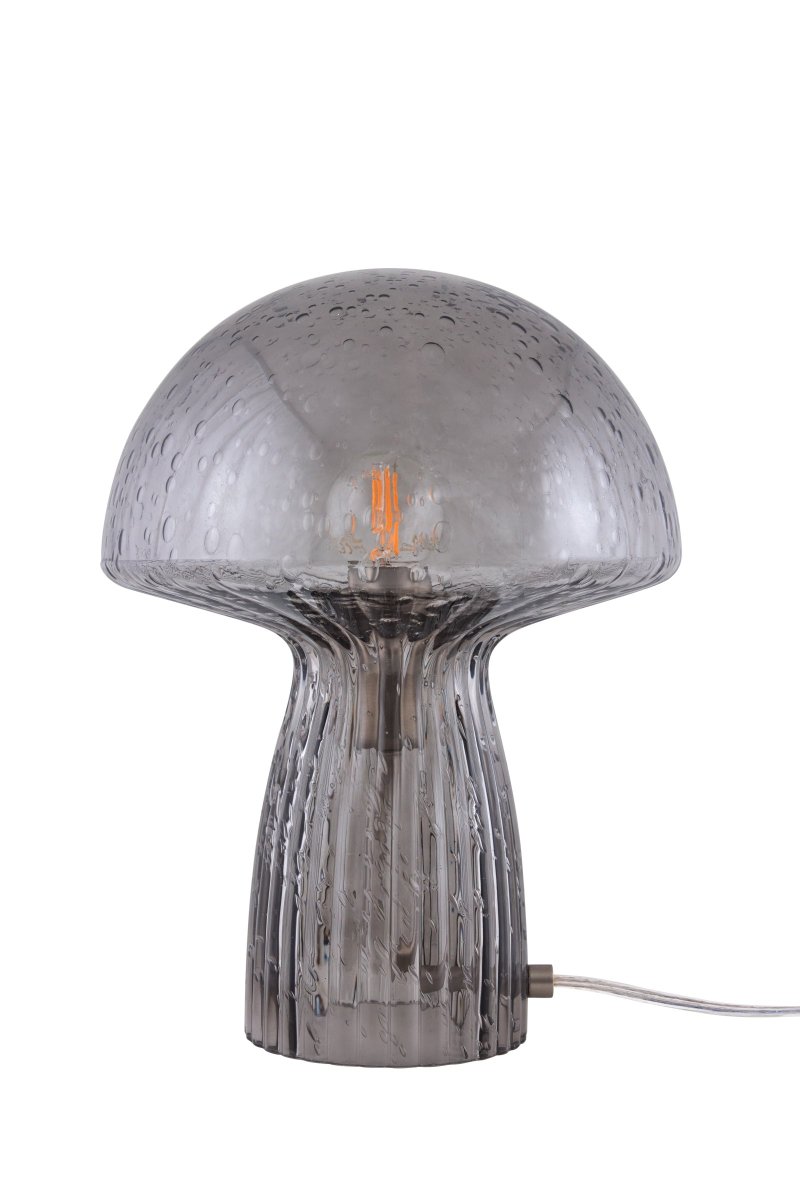 Fungo 30cm Couleur fumée lampe de table De Globen Lighting - Chaque lampe est souffl&eacute;e bouche et unique, ce qui entra&icirc;ne des variations de couleur, d'&eacute;paisseur du verre et de nombre de bulles.
