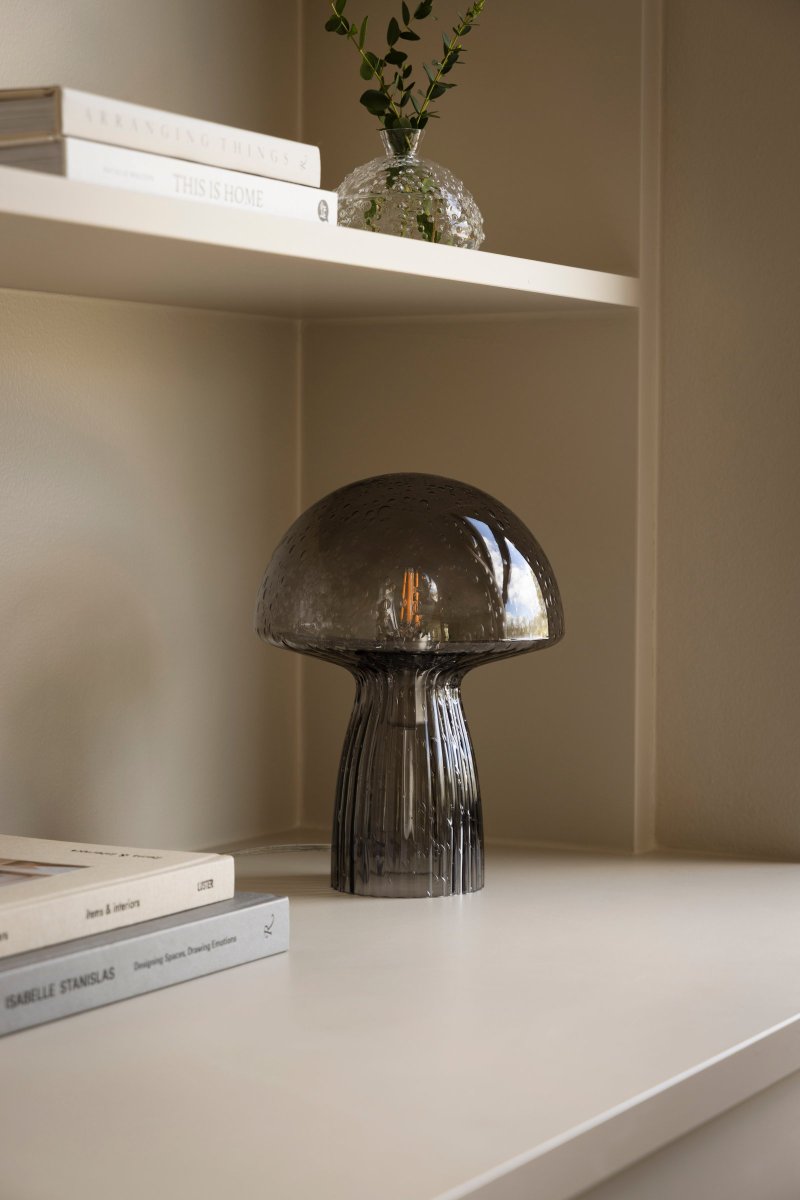Fungo 30cm Couleur fumée lampe de table De Globen Lighting - Chaque lampe est souffl&eacute;e bouche et unique, ce qui entra&icirc;ne des variations de couleur, d'&eacute;paisseur du verre et de nombre de bulles.