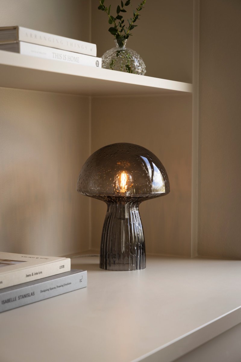 Fungo 30cm Couleur fumée lampe de table De Globen Lighting - Chaque lampe est souffl&eacute;e bouche et unique, ce qui entra&icirc;ne des variations de couleur, d'&eacute;paisseur du verre et de nombre de bulles.