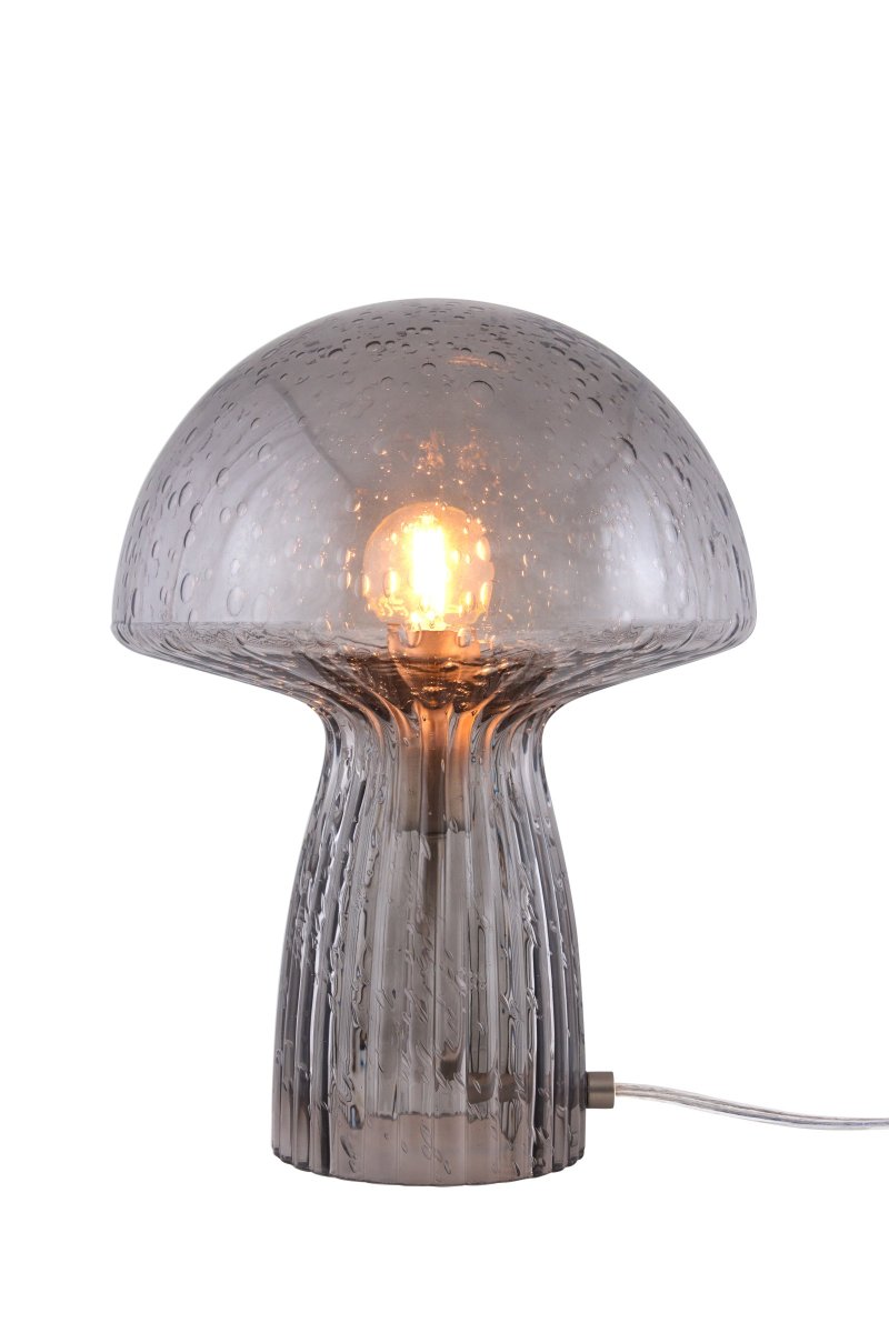 Fungo 30cm Couleur fumée lampe de table De Globen Lighting - Chaque lampe est souffl&eacute;e bouche et unique, ce qui entra&icirc;ne des variations de couleur, d'&eacute;paisseur du verre et de nombre de bulles.
