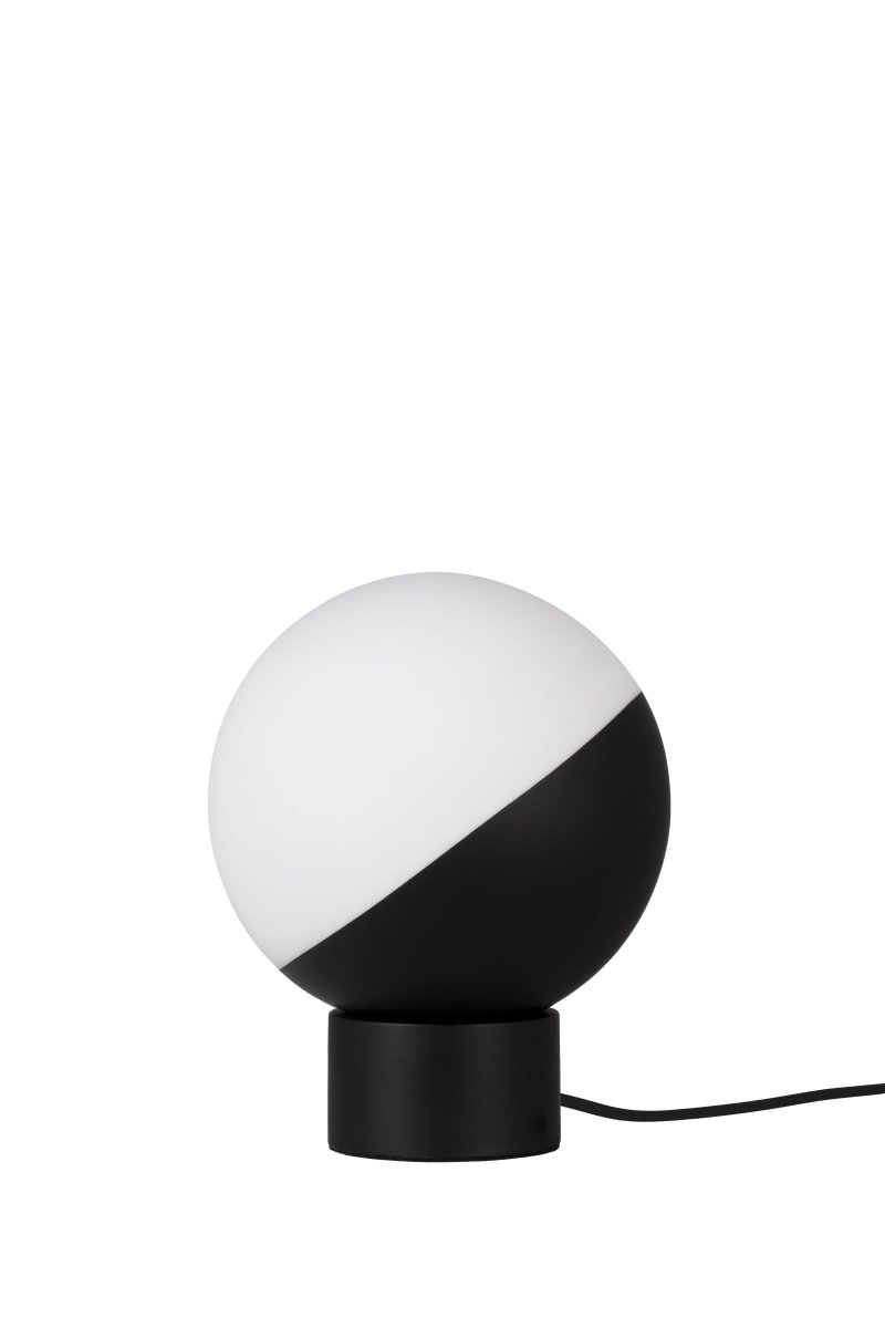 Contur 24cm Noir lampe de table De Globen Lighting - La lampe de table Contur est une lampe graphique et d&eacute;corative qui s'int&egrave;gre parfaitement dans un int&eacute;rieur moderne ou pour ceux qui recherchent un contraste contemporain.