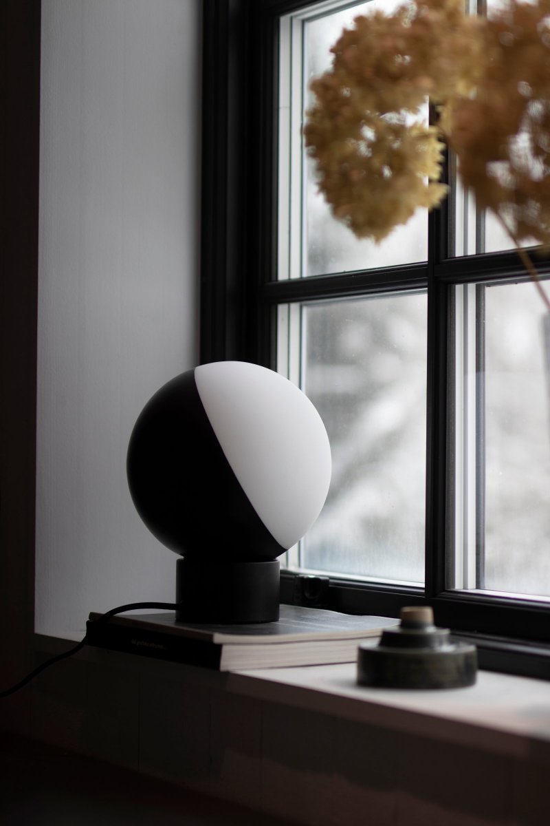 Contur 24cm Noir lampe de table De Globen Lighting - La lampe de table Contur est une lampe graphique et d&eacute;corative qui s'int&egrave;gre parfaitement dans un int&eacute;rieur moderne ou pour ceux qui recherchent un contraste contemporain.