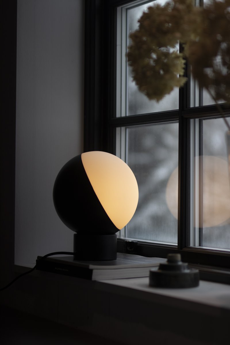 Contur 24cm Noir lampe de table De Globen Lighting - La lampe de table Contur est une lampe graphique et d&eacute;corative qui s'int&egrave;gre parfaitement dans un int&eacute;rieur moderne ou pour ceux qui recherchent un contraste contemporain.