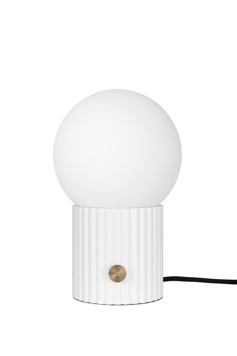 Hubble 32cm Blanc lampe de table De Globen Lighting - Hubble est &eacute;quip&eacute; d'un c&acirc;ble textile noir de 200 cm de long.