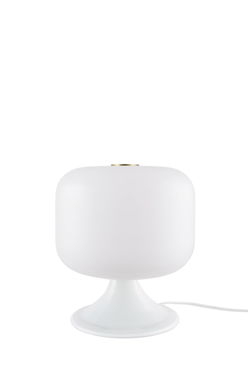 Bullen 25cm Blanc lampe de table De Globen Lighting - La lampe a un style r&eacute;tro et le verre blanc est souffl&eacute; &agrave; la bouche et peint &agrave; la main, ce qui signifie que des variations peuvent se produire.