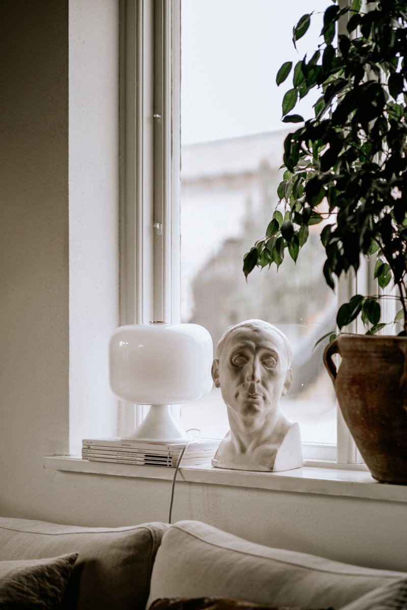 Bullen 25cm Blanc lampe de table De Globen Lighting - La lampe a un style r&eacute;tro et le verre blanc est souffl&eacute; &agrave; la bouche et peint &agrave; la main, ce qui signifie que des variations peuvent se produire.