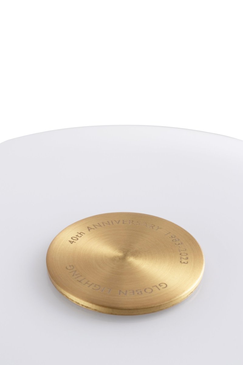 Bullen 25cm Blanc lampe de table De Globen Lighting - La lampe a un style r&eacute;tro et le verre blanc est souffl&eacute; &agrave; la bouche et peint &agrave; la main, ce qui signifie que des variations peuvent se produire.