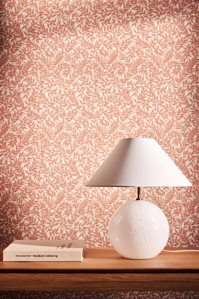 Iris 40cm Blanc lampe de table De Globen Lighting - Iris est une magnifique lampe de table en verre color&eacute; avec bulles d'air souffl&eacute;es, accompagn&eacute;e d'un abat-jour en coton assorti, dont la partie sup&eacute;rieure est s&egrave;che et assortie au pied.