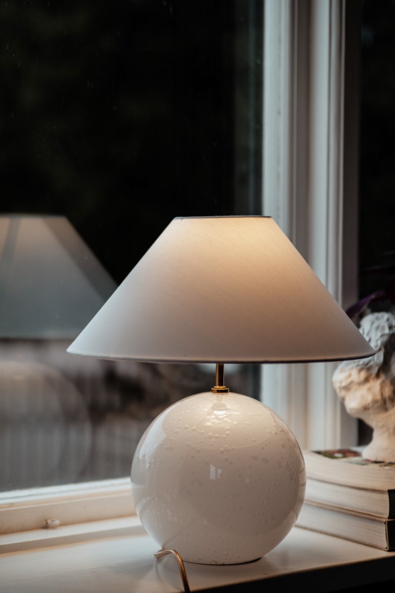 Iris 40cm Blanc lampe de table De Globen Lighting - Iris est une magnifique lampe de table en verre color&eacute; avec bulles d'air souffl&eacute;es, accompagn&eacute;e d'un abat-jour en coton assorti, dont la partie sup&eacute;rieure est s&egrave;che et assortie au pied.