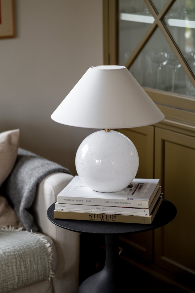 Iris 40cm Blanc lampe de table De Globen Lighting - Iris est une magnifique lampe de table en verre color&eacute; avec bulles d'air souffl&eacute;es, accompagn&eacute;e d'un abat-jour en coton assorti, dont la partie sup&eacute;rieure est s&egrave;che et assortie au pied.