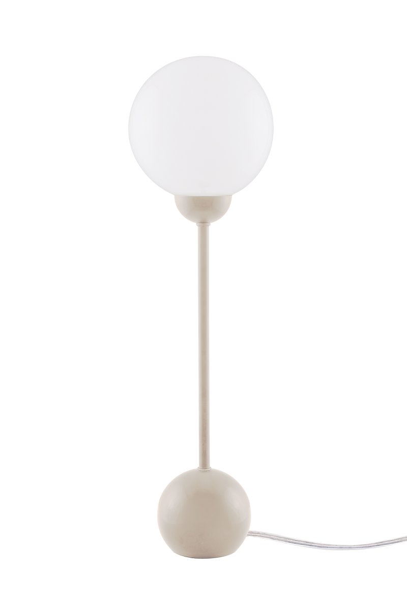 Ripley 52cm Beige lampe de table De Globen Lighting - Sa forme élancée et ses détails arrondis lui confèrent un style moderne et ludique, tandis que l'abat-jour diffuse une lumière douce et agréable.