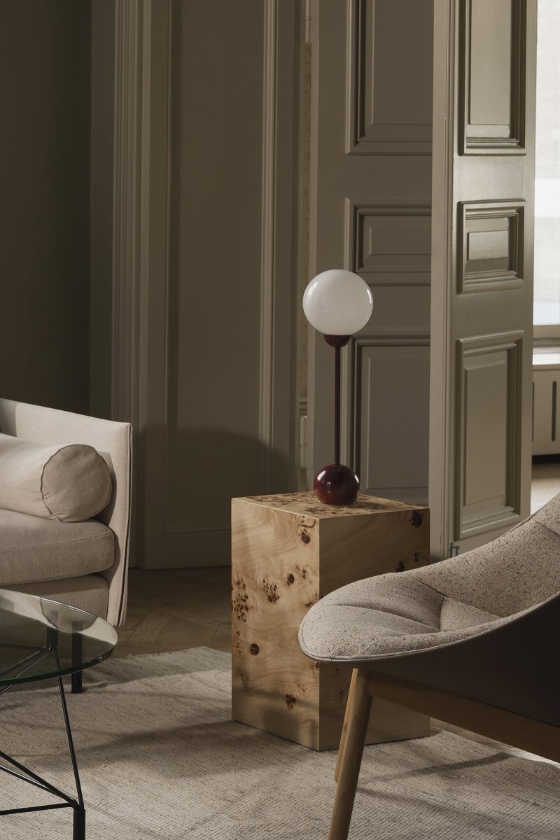 Ripley 52cm Bourgogne lampe de table De Globen Lighting - La lampe est fournie avec un câble transparent de 2 mètres, un interrupteur et une prise.