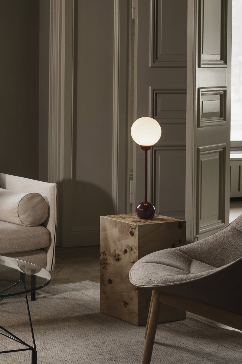 Ripley 52cm Bourgogne lampe de table De Globen Lighting - La lampe est fournie avec un câble transparent de 2 mètres, un interrupteur et une prise.