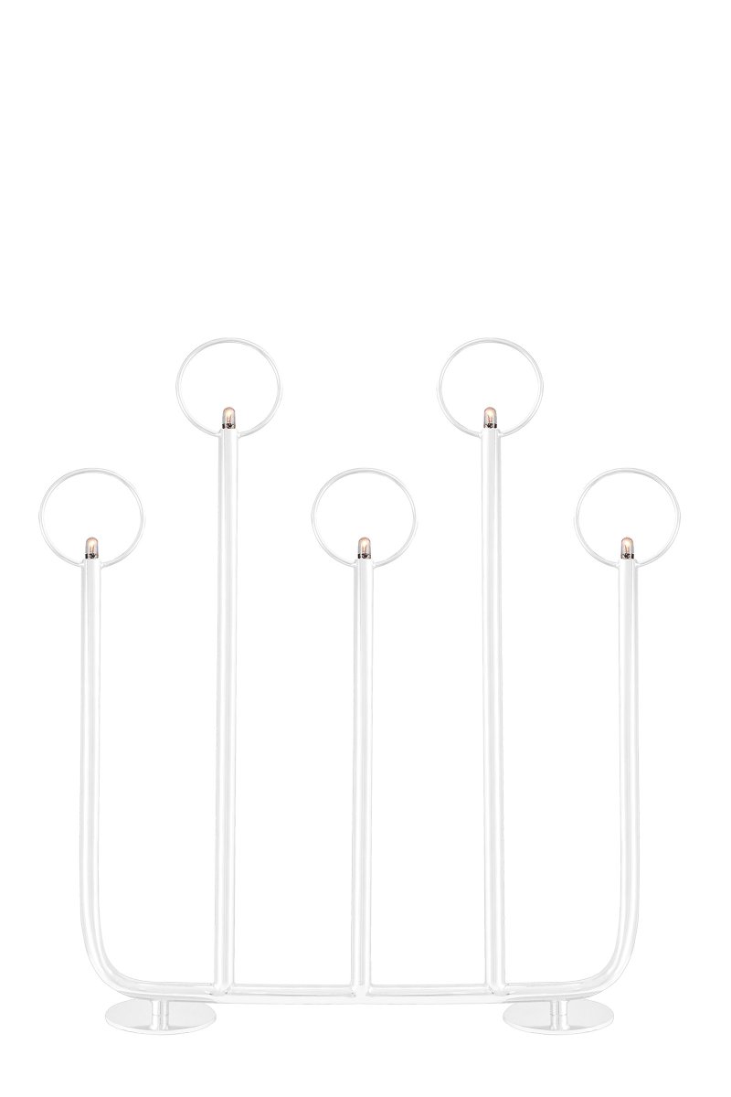 Natale Blanc De Globen Lighting - Ce bougeoir de l'Avent classique et élégant est un détail auquel vous reviendrez année après année à mesure que les parfums de safran, de cannelle et de sapin approchent.