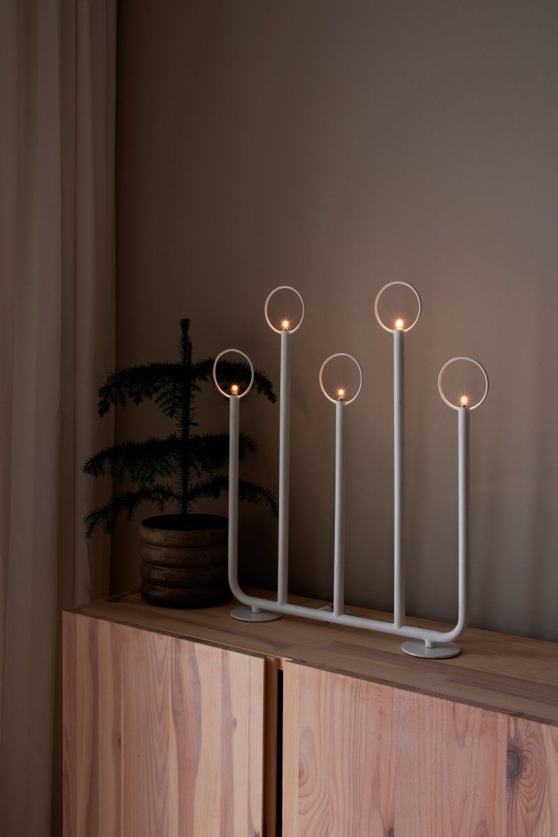 Natale Blanc De Globen Lighting - Ce bougeoir de l'Avent classique et élégant est un détail auquel vous reviendrez année après année à mesure que les parfums de safran, de cannelle et de sapin approchent.