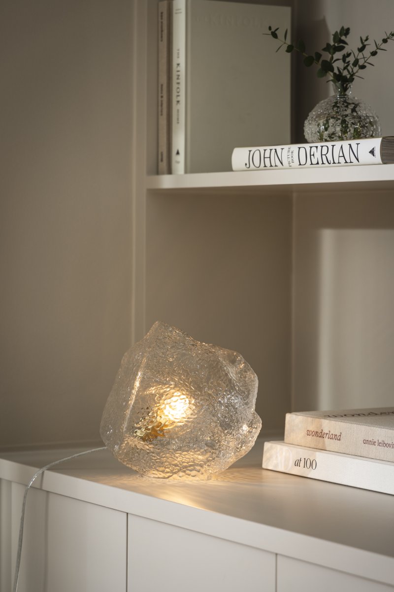 Valerie 22cm Transparent lampe de table De Globen Lighting - Le verre souffl&eacute; &agrave; la main, avec sa surface textur&eacute;e, capture la lumi&egrave;re, cr&eacute;ant un jeu de lumi&egrave;re vibrant.