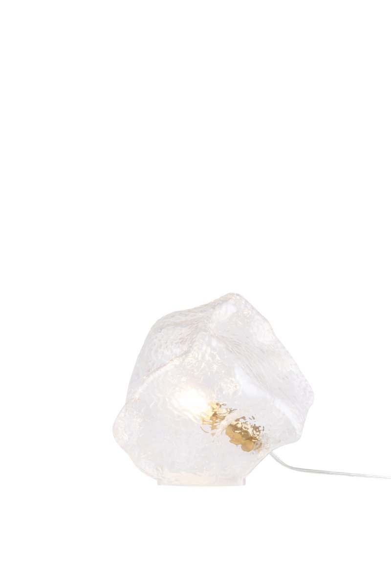 Valerie 22cm Transparent lampe de table De Globen Lighting - Le verre souffl&eacute; &agrave; la main, avec sa surface textur&eacute;e, capture la lumi&egrave;re, cr&eacute;ant un jeu de lumi&egrave;re vibrant.