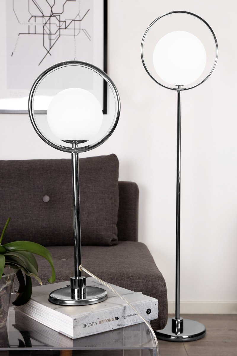 Saint 52cm Chrome lampe de table De Globen Lighting - L'anneau chromé avec la boule de verre blanche flottant à l'intérieur.