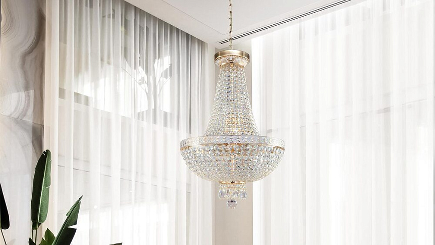 Bella Ø40 Or cristal De Maytoni - Les prismes &eacute;tincelants qui entourent toute la lampe refl&egrave;tent la lumi&egrave;re et cr&eacute;ent une lueur enchanteresse dans la pi&egrave;ce.