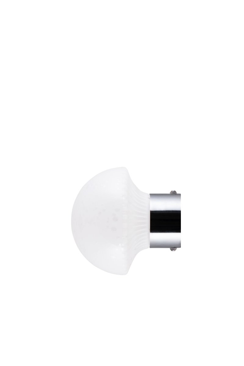 Fungo Ø16 Blanc/chrome lampe de salle de bain De Globen Lighting - Son abat-jour en verre soufflé bouche, à la texture nervurée et aux bulles d'air, crée un magnifique jeu de lumière dans la pièce.