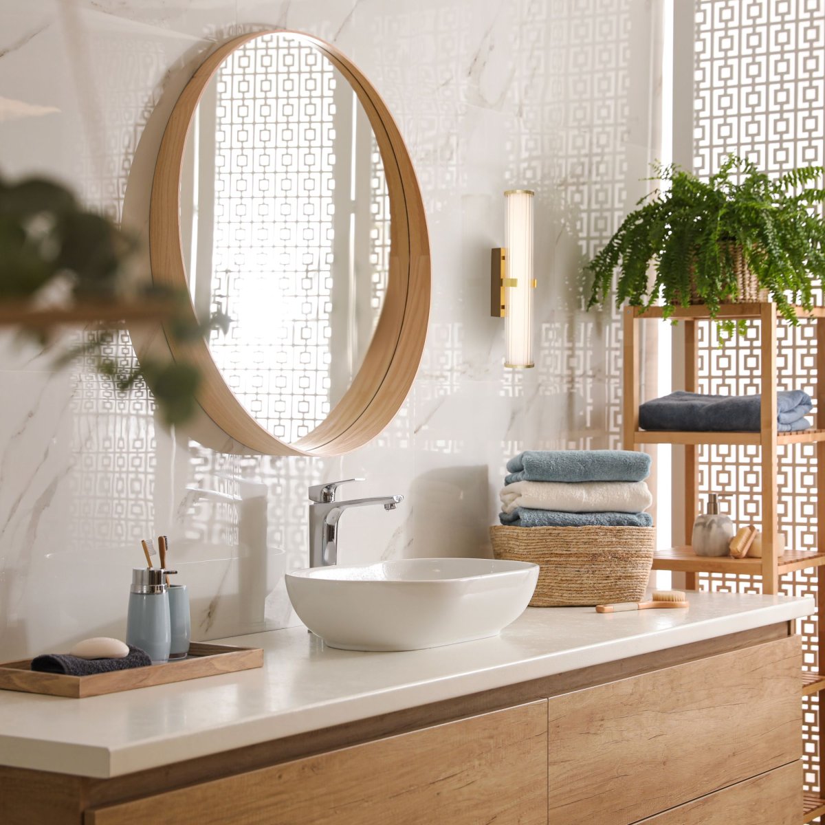 Clamp 43cm Or lampe de salle de bain De Searchlight - Les détails sophistiqués en laiton de la lampe lui confèrent une touche élégante qui s'intègre parfaitement dans les salles de bains classiques et modernes.