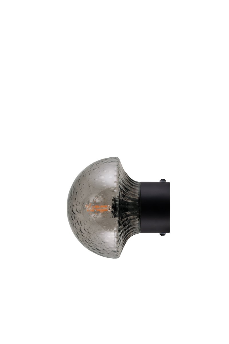 Fungo Ø16 Fumée/noir lampe de salle de bain De Globen Lighting - Son abat-jour en verre soufflé bouche, à la structure nervurée et aux bulles d'air, crée un magnifique jeu de lumière dans la pièce.