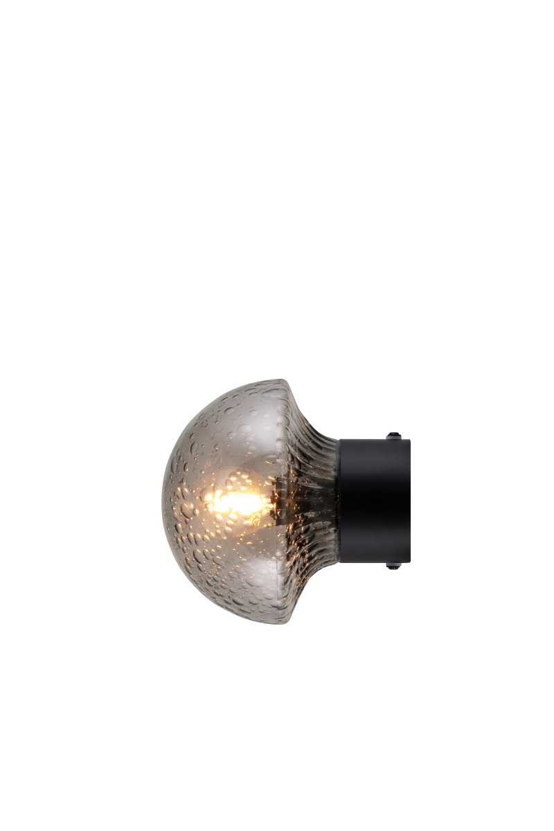 Fungo Ø16 Fumée/noir lampe de salle de bain De Globen Lighting - Son abat-jour en verre soufflé bouche, à la structure nervurée et aux bulles d'air, crée un magnifique jeu de lumière dans la pièce.