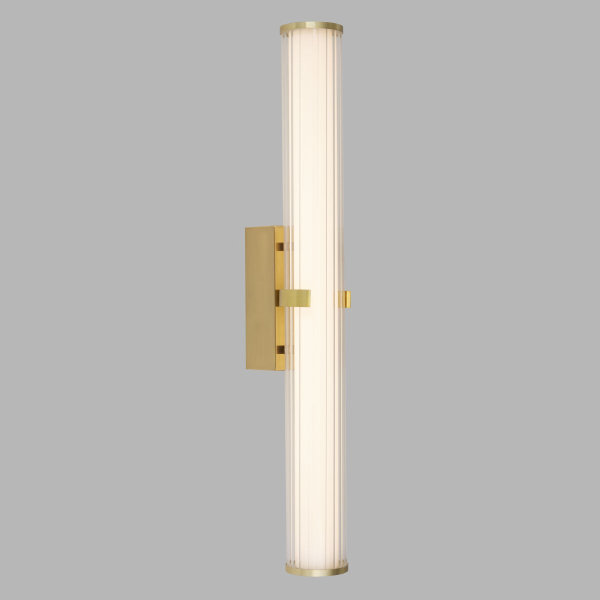 Clamp 63cm Or lampe de salle de bain De Searchlight - Les détails sophistiqués en laiton de la lampe lui confèrent une touche élégante qui s'intègre parfaitement dans les salles de bains classiques et modernes.
