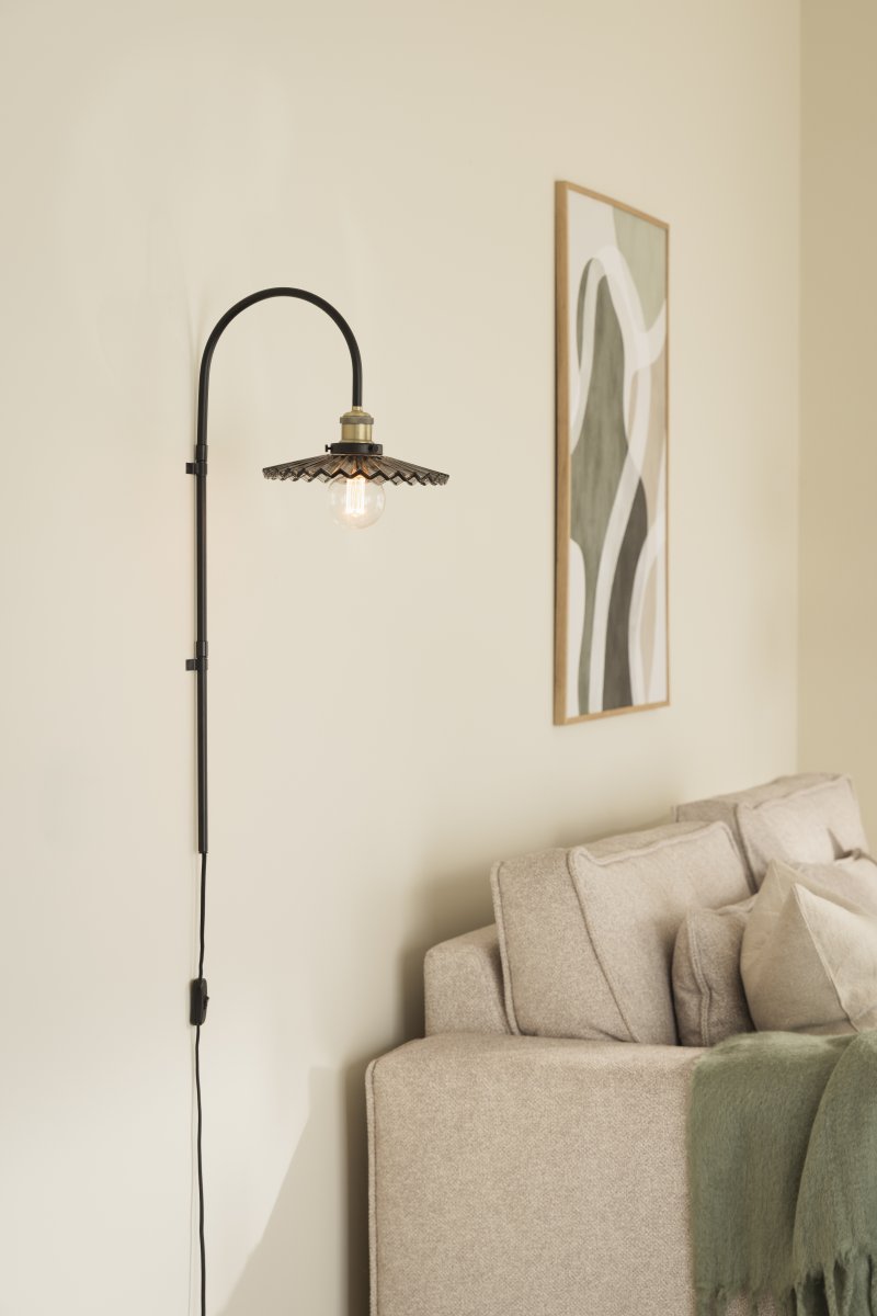 Cobbler 38cm Fumée/noir applique murale De Globen Lighting - Le diamètre de l'abat-jour est de 25 cm et la profondeur totale de la lampe par rapport au mur est de 38 cm.