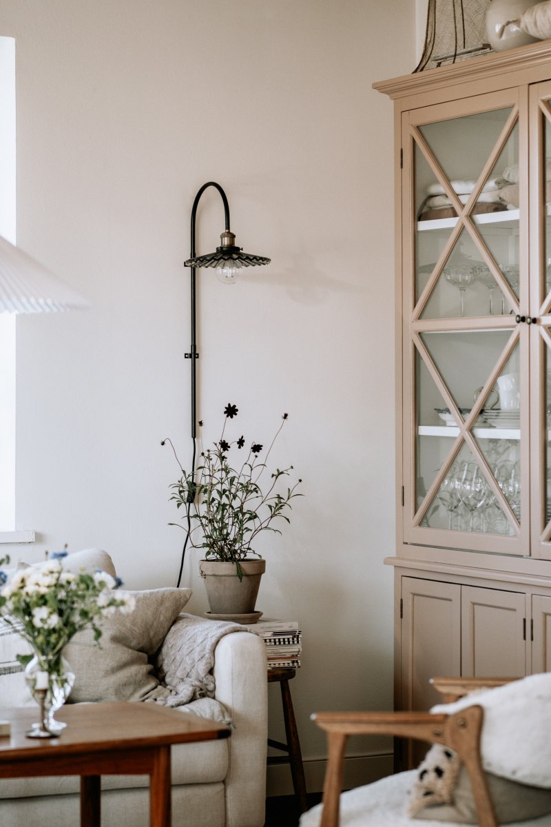 Cobbler 38cm Fumée/noir applique murale De Globen Lighting - Le diamètre de l'abat-jour est de 25 cm et la profondeur totale de la lampe par rapport au mur est de 38 cm.