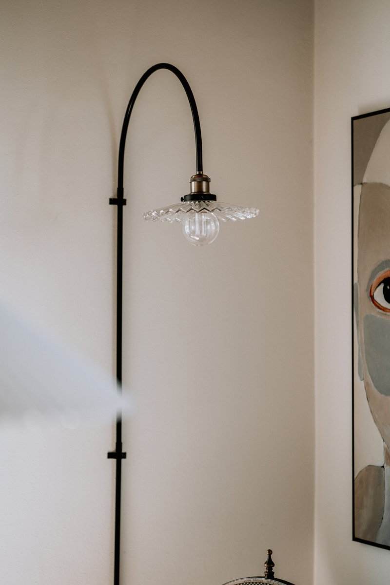 Cobbler 60cm Transparent/noir applique murale De Globen Lighting - Le diamètre de l'abat-jour est de 25 cm et la profondeur totale de la lampe par rapport au mur est de 59 cm.