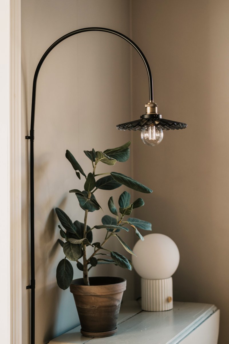 Cobbler 60cm Fumée/noir applique murale De Globen Lighting - Le diam&egrave;tre de l'abat-jour est de 25 cm et la profondeur totale de la lampe par rapport au mur est de 38 cm.