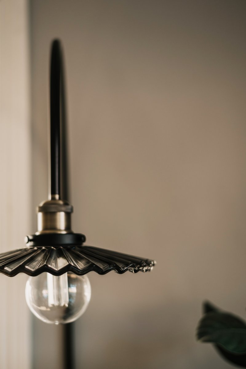 Cobbler 60cm Fumée/noir applique murale De Globen Lighting - Le diam&egrave;tre de l'abat-jour est de 25 cm et la profondeur totale de la lampe par rapport au mur est de 38 cm.